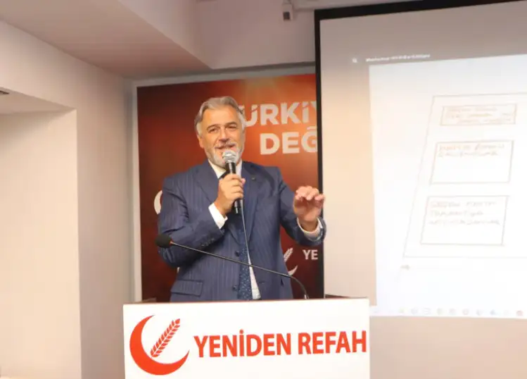 14 Mayıs seçimlerinde  son anda AKP’li Cumhurbaşkanı Recep Tayyip Erdoğan’ı destekleyen Yeniden Refah Partisi, İBB adayı olarak Mehmet Altınöz’ü gösterdi.

MEHMET ALTINÖZ KİMDİR?

Mehmet Altınöz, 1973'te Bursa'da dünyaya geldi.
Üniversite öğrenimini Eskişehir Anadolu Üniversitesi İktisat bölümünde tamamlayan Altınöz, Ankara Sosyal Bilimler Üniversitesi İşletme Bölümünde Yönetim ve Organizasyon Yüksek lisansı yaptı.

Altınöz AŞ. Yönetim Kurulu Başkanı olan Altınöz, Saadet Partisi Genel Merkez Yüksek Disiplin Kurulu Üyeliği ve STK  Halkla İlişkiler Başkan Yardımcılığı görevlerinde bulundu.  

Prof. Dr. Necmettin Erbakan Vakfı Mütevelli Heyeti Üyesi olan Altınöz, Refah Partisi Genel Başkanı ve eski Başbakan Necmettin Erbakan’ın kızı, Yeniden Refah Genel Başkanı Fatih Erbakan’ın ablası Elif Erbakan ile evli ve iki çocuk babasıdır.