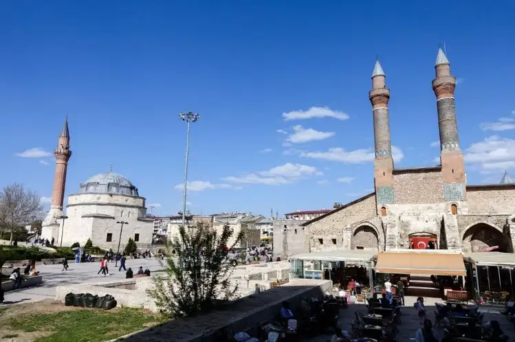 1 - SİVAS
Listenin ilk sırasında 754 bin 327 kişiyle Sivas yer alıyor. 

Yine Kastamonu'da olduğu gibi Sivas'ın nüfusu 650 bin 401'le İstanbul'da yaşayan sivaslı sayısından az. 