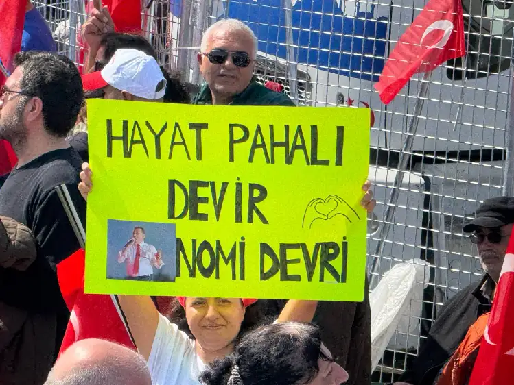 Mitinge akan yurttaşlar birbirinden ilginç dövizler ve pankartlarla taleplerini dile getirdi. 