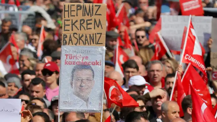 Ekrem İmamoğlu'nun tutuklanmadan önce başlattığı kampanyada kullandığı "Türkiye Kazanacak" sloganı meydanda pek çok yerde göze çarptı. 