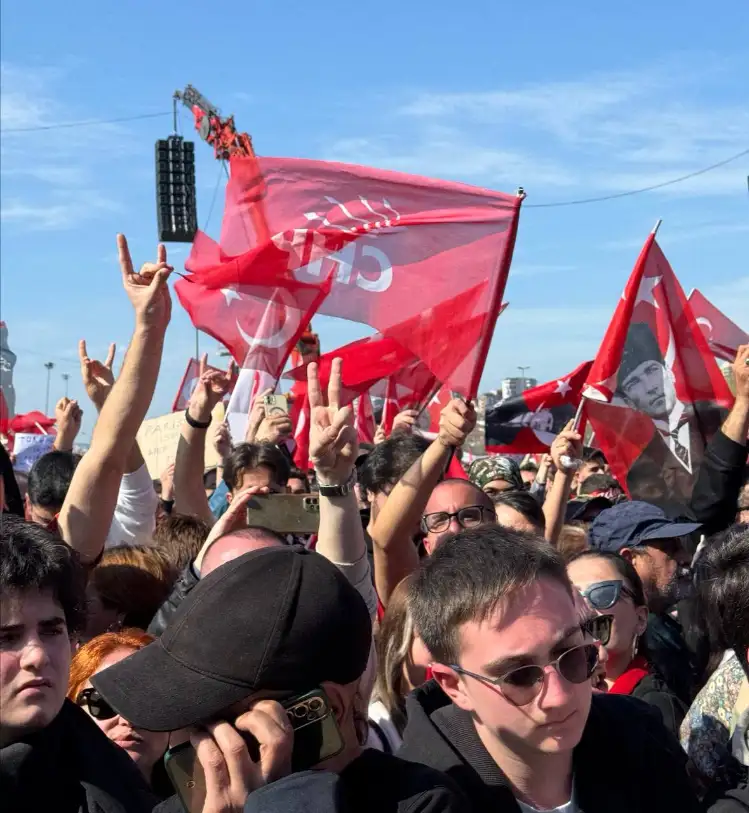 Mitingte zafer işaretleri ve bozkurt işaretleri yan yanaydı. 