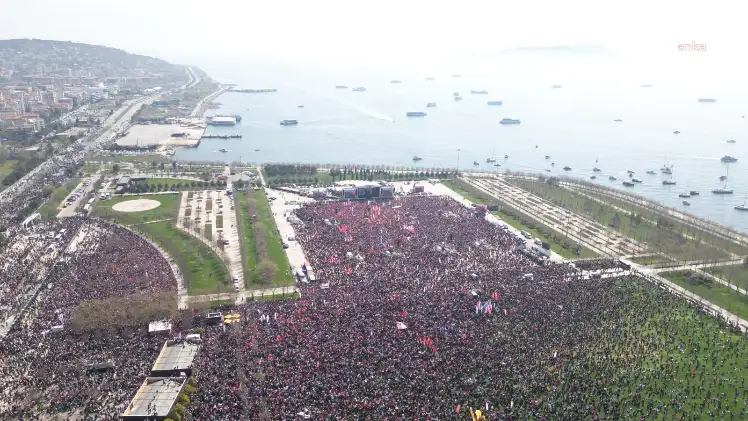 Son anda ilan edilen 9 günlük tatile rağmen yüz binlerce yurttaş Ekrem İmamoğlu'na özgürlük için düzenlenen Maltepe Mitingine aktı. Özgür Özel miting kürsüsünde boykot listesine yeni şirketler ekledi ve erken seçim talebiyle "dünya tarihinin en büyük imza kampanyası''nı başlattıklarını duyurdu. 