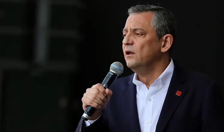 CHP Genel Başkanı Özgür Özel mitingte uzun ve etkili bir konuşma yaptı. Boykot listesine yeni şirketleri de ekleyen Özel, mitingi görmezden gelen haber kanallarından NTV'yi ve NTV'nin sahibi olan Doğuş Grubu boykot etmeye çağırdı. 