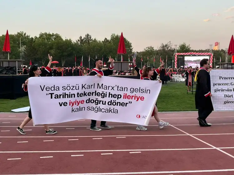"Sırrı abe" de unutulmadı. 
"Veda sözü Marx'tan gelsin "Tarihin tekerleği hep ileriye ve iyiye doğru döner" kalın sağlıcakla"