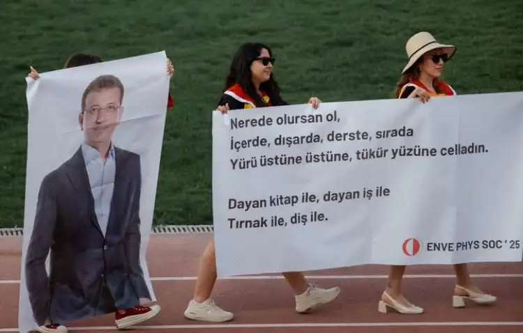 Ekrem Başkan da unutulmadı. 
Nerede olursan ol
İçeride, dışarıda, derste, sırada
Yürü üstüne, tükür yüzüne celladın