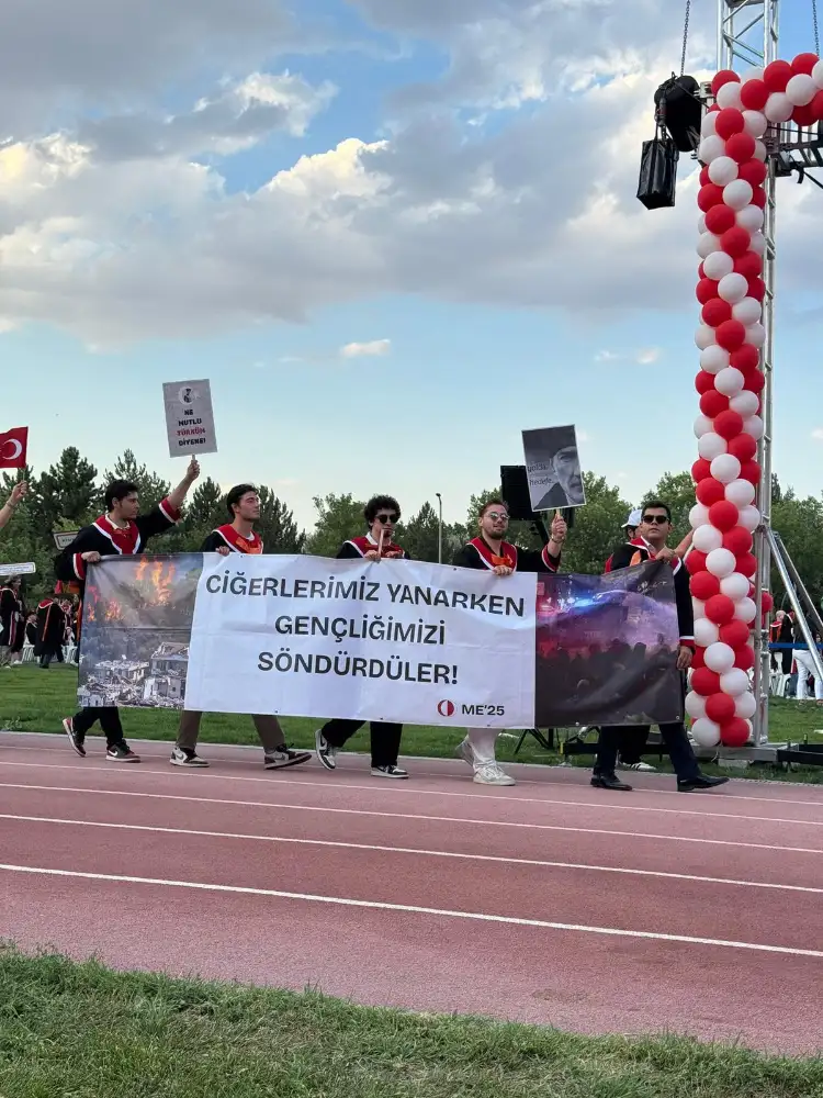 Bu ülkenin ortak noktası gençler, üniversitede bizimkini de yakmışlardı.
"Ciğerlerimiz yanarken gençliğimizi söndürdüler"