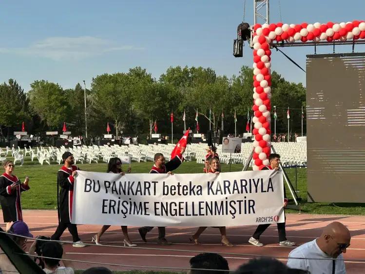 Sansür ayağımıza kadar geldi
"Bu pankart beteka kararıyla erişime engellenmiştir."