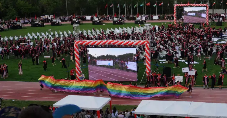 ODTÜ'de LGBT+ öğrenciler, metrelerce uzunluktaki gökkuşağı bayrağını taşıdılar 